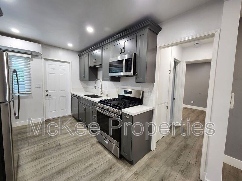 1660 Cable St - Photo 2 of 16