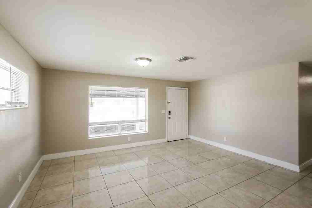 2890 Nw 20th St - Photo 5 of 16