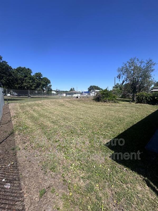 1220 Linda Ln - Photo 3 of 15