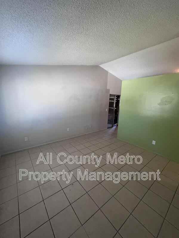 2539 Ridgewood Ave - Photo 3 of 19