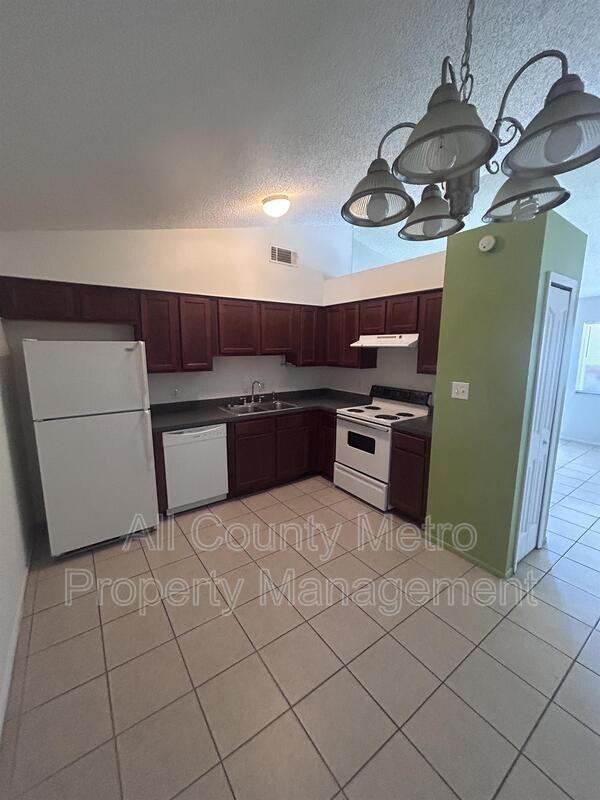 2539 Ridgewood Ave - Photo 4 of 19