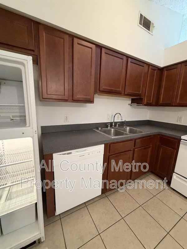 2539 Ridgewood Ave - Photo 6 of 19