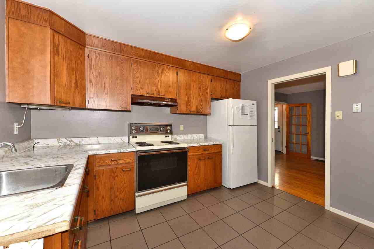 1212 Oxford Street East - Photo 4 of 9