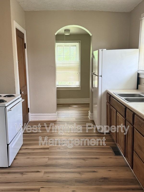 102 Temple St - Photo 3 of 21