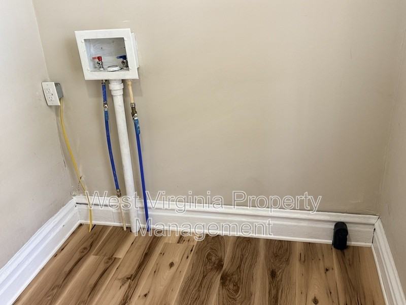 102 Temple St - Photo 4 of 21