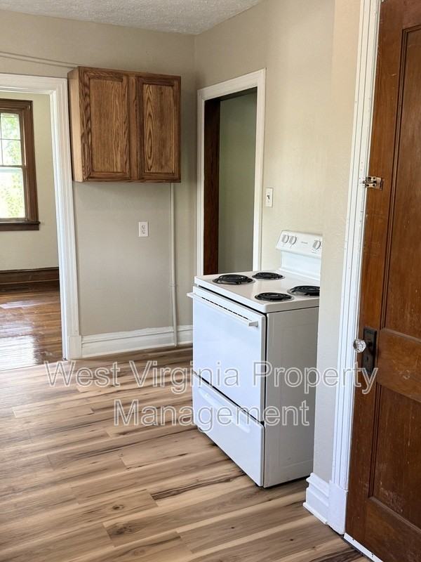 102 Temple St - Photo 5 of 21