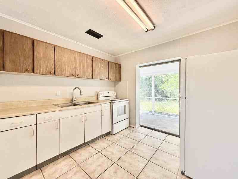 605 64th Ave W - Photo 6 of 46