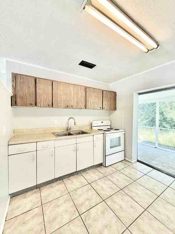 605 64th Ave W - Photo 7 of 46