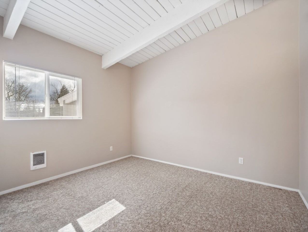 8923 E Liberty Ave - Photo 5 of 10