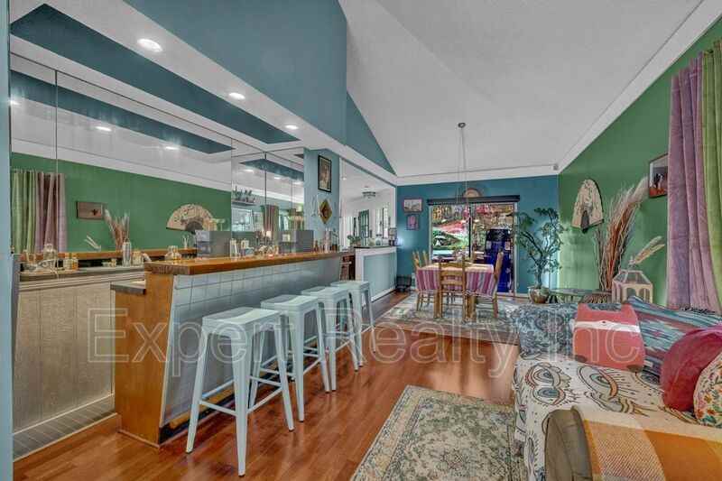 373 Laredo Dr - Photo 3 of 37