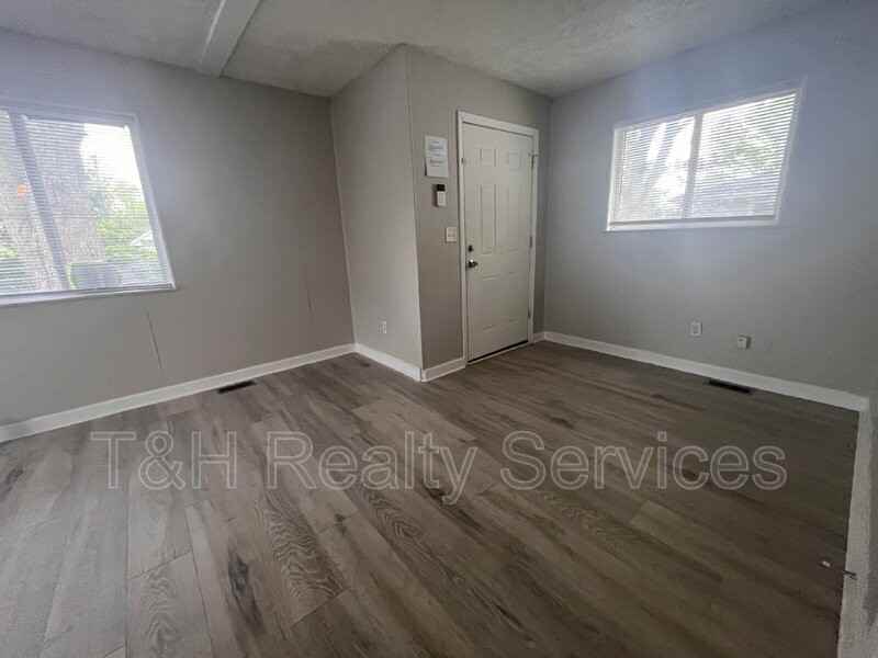 739 Temperance Ave - Photo 5 of 22