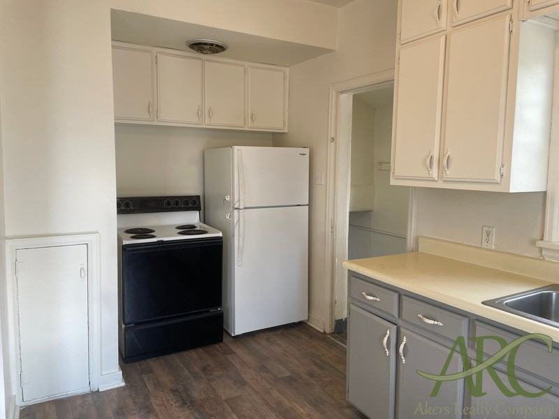 2318 Saint Clair Ave - Photo 6 of 9