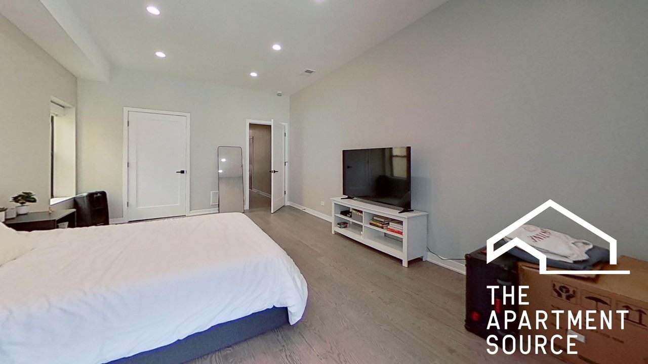 670 N Clark St #3N - Photo 6 of 8