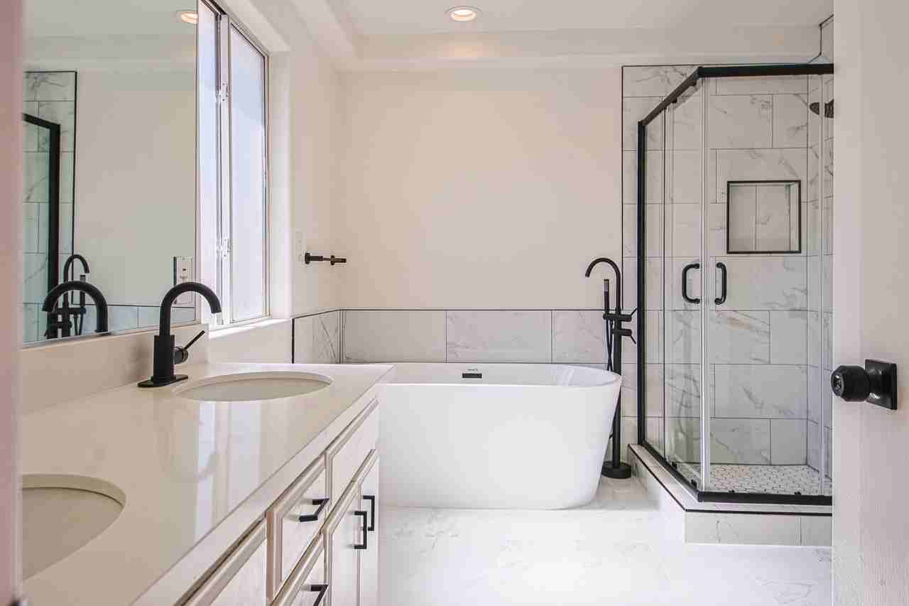 18332 Keswick St - Photo 2 of 13