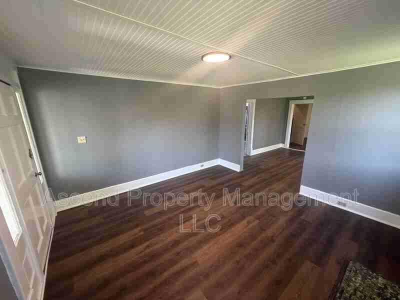 2104 Laura St - Photo 4 of 9