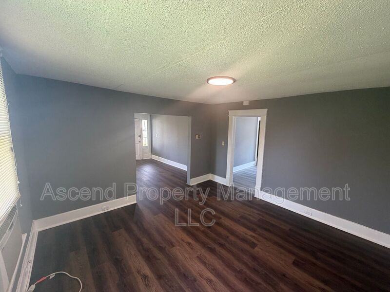 2104 Laura St - Photo 5 of 9