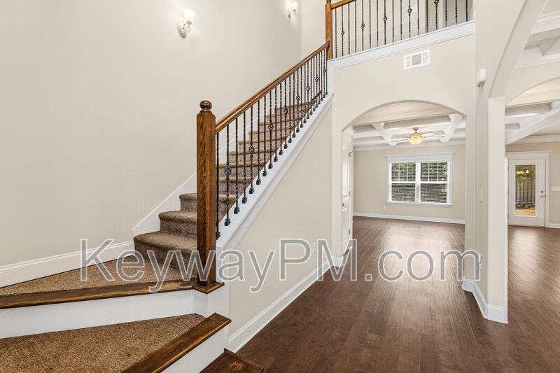 688 Tree Top Trl - Photo 4 of 36