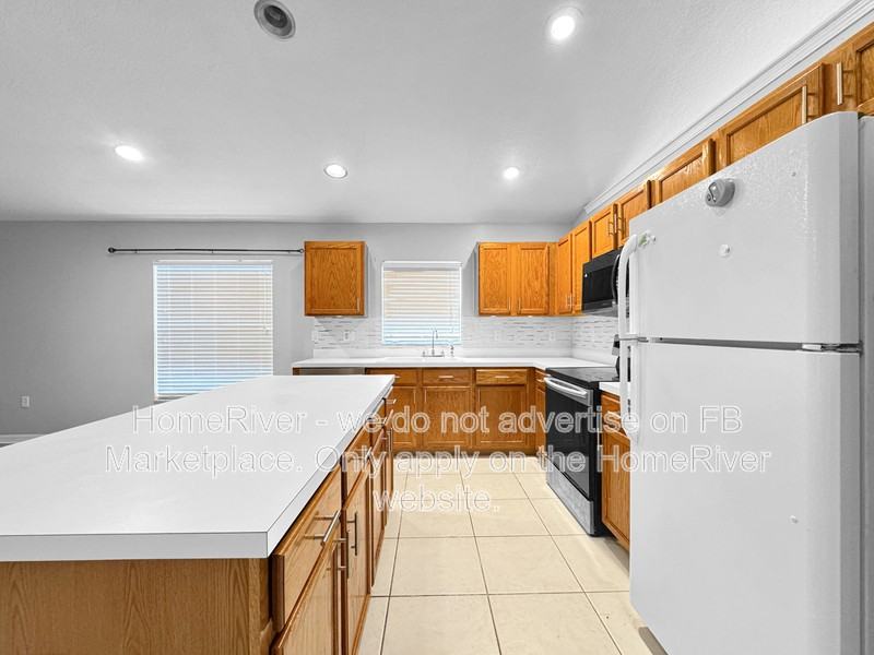 1762 Holton Rd - Photo 3 of 21