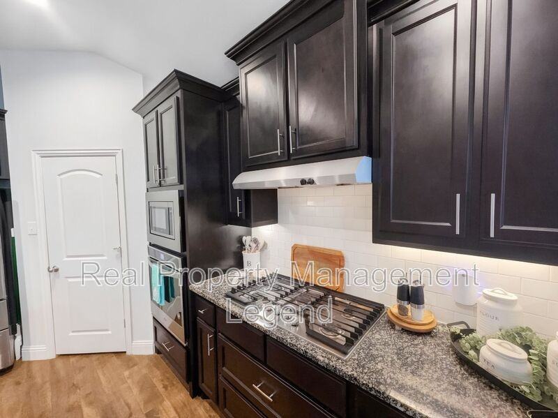 417 Cooper St - Photo 2 of 17