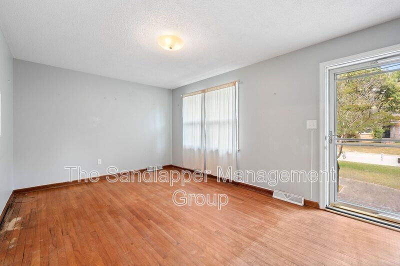 7673 Barclay Ave - Photo 4 of 18