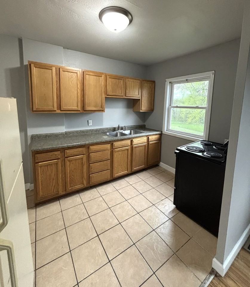 1272 W Mullan Ave - Photo 3 of 7