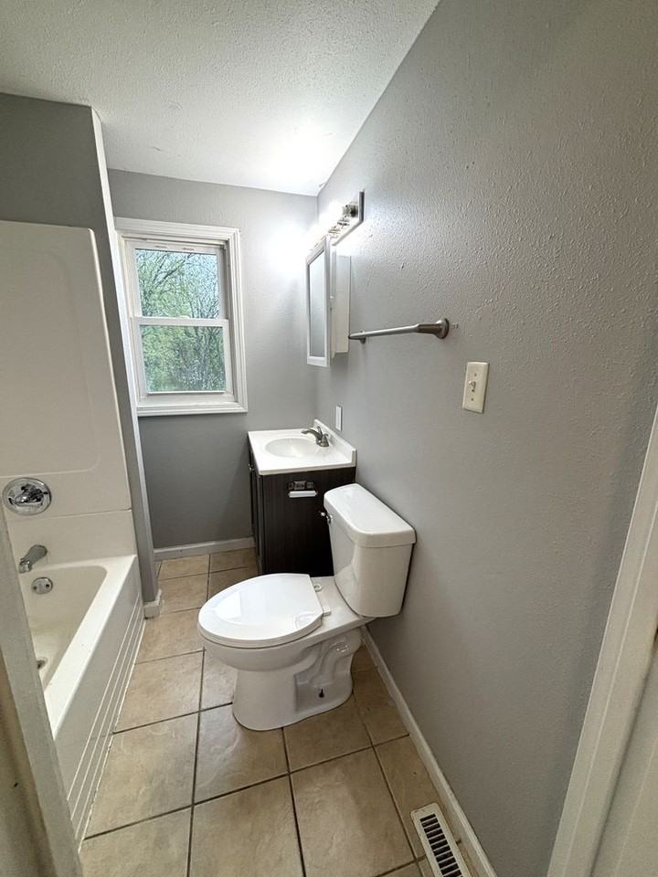 1272 W Mullan Ave - Photo 5 of 7