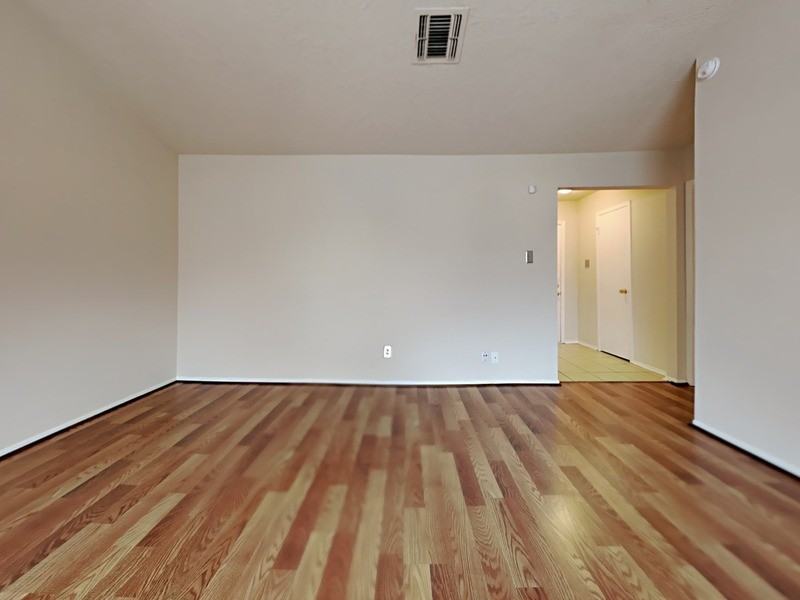 16930 Barcelona Dr - Photo 4 of 19