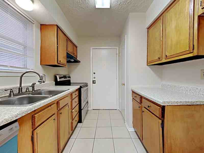 16930 Barcelona Dr - Photo 5 of 19