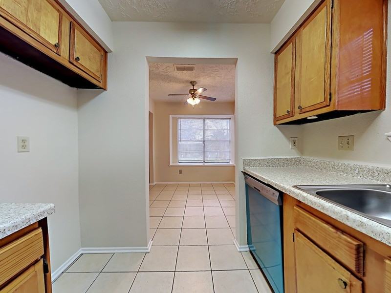 16930 Barcelona Dr - Photo 6 of 19