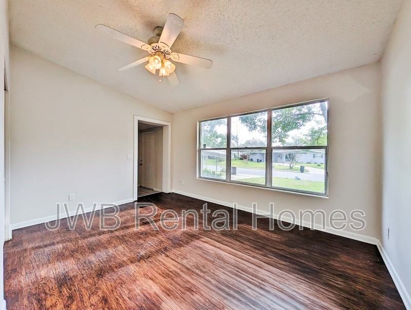 2050 Monteau Dr - Photo 6 of 14