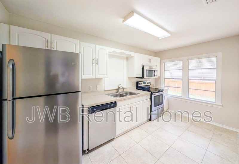 1210 Rensselaer Ave - Photo 2 of 15