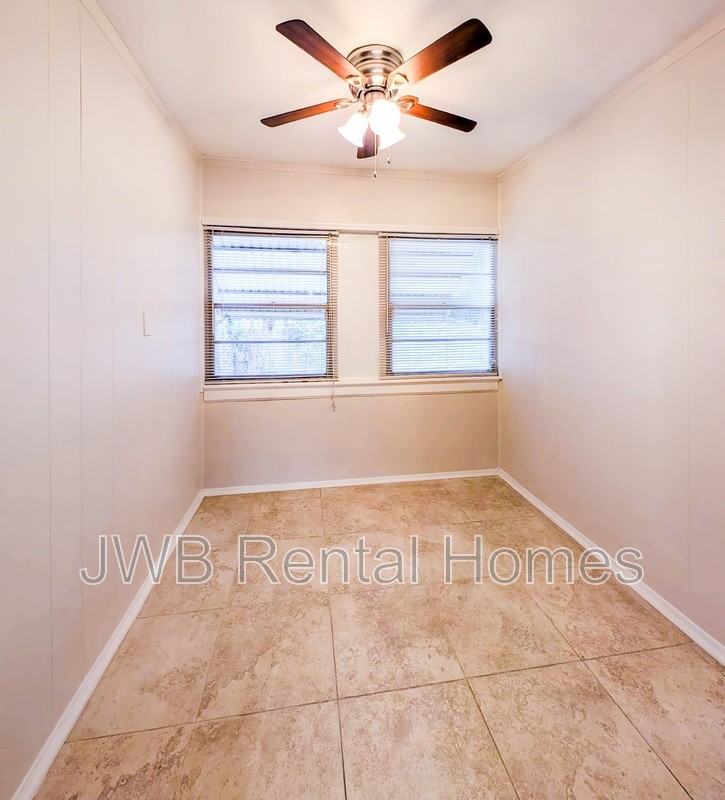 1210 Rensselaer Ave - Photo 5 of 15