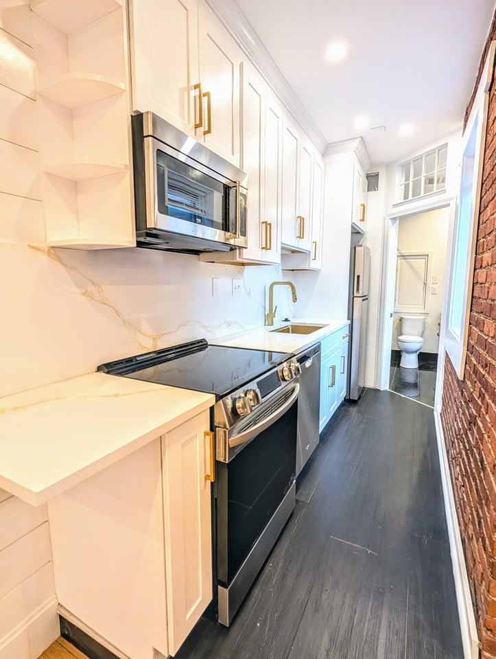 Marion St #8 - Photo 2 of 6