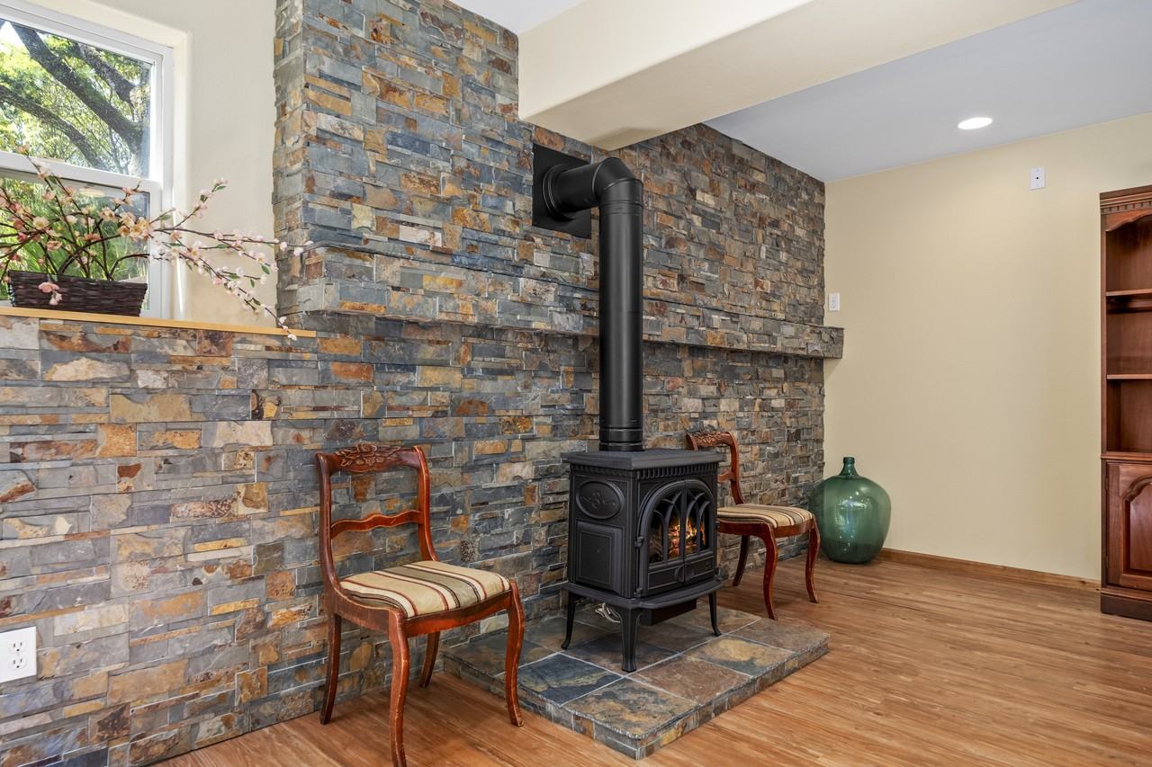 516 Northeast 20th Place - Photo 3 of 20