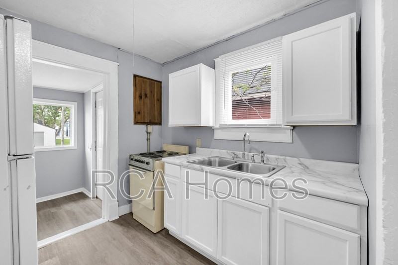 1358 N Gale St - Photo 5 of 10
