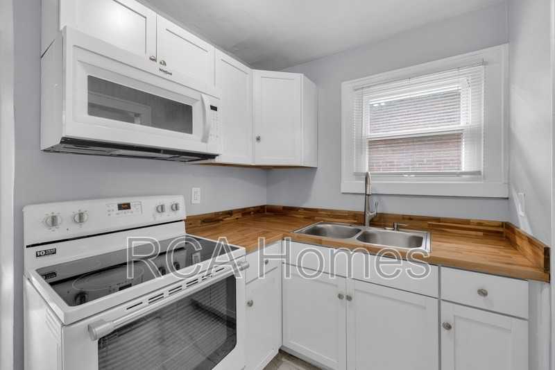 2449 Wheeler St - Photo 4 of 10