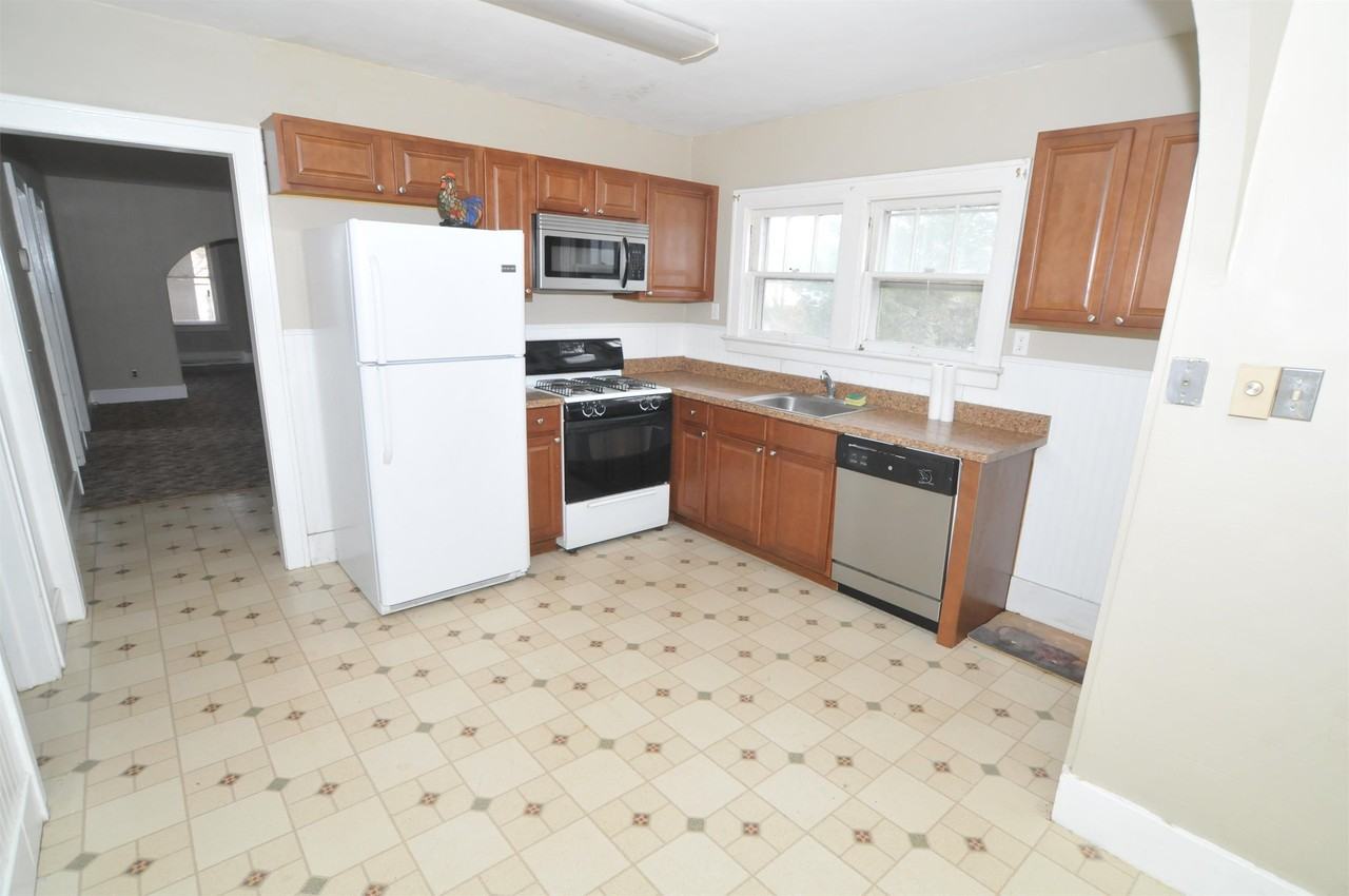 407 Sanders Ave - Photo 4 of 9