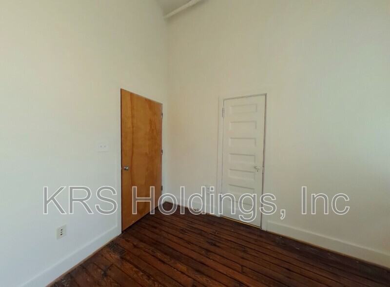 900 W Broad St - Photo 2 of 6