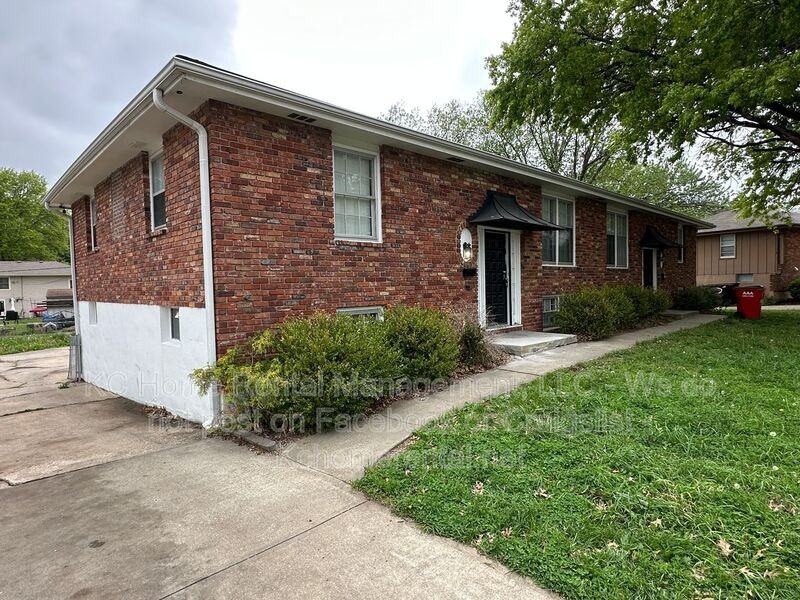 708 Nw Mock Ave - Photo 2 of 32