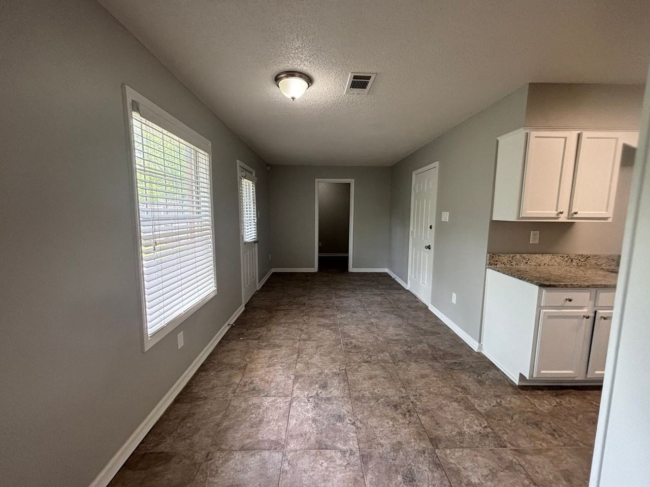 3989 Battlefield Dr - Photo 5 of 12