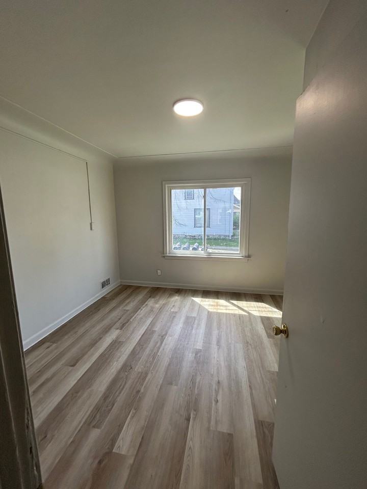 834 North Leroy Street - Photo 5 of 6