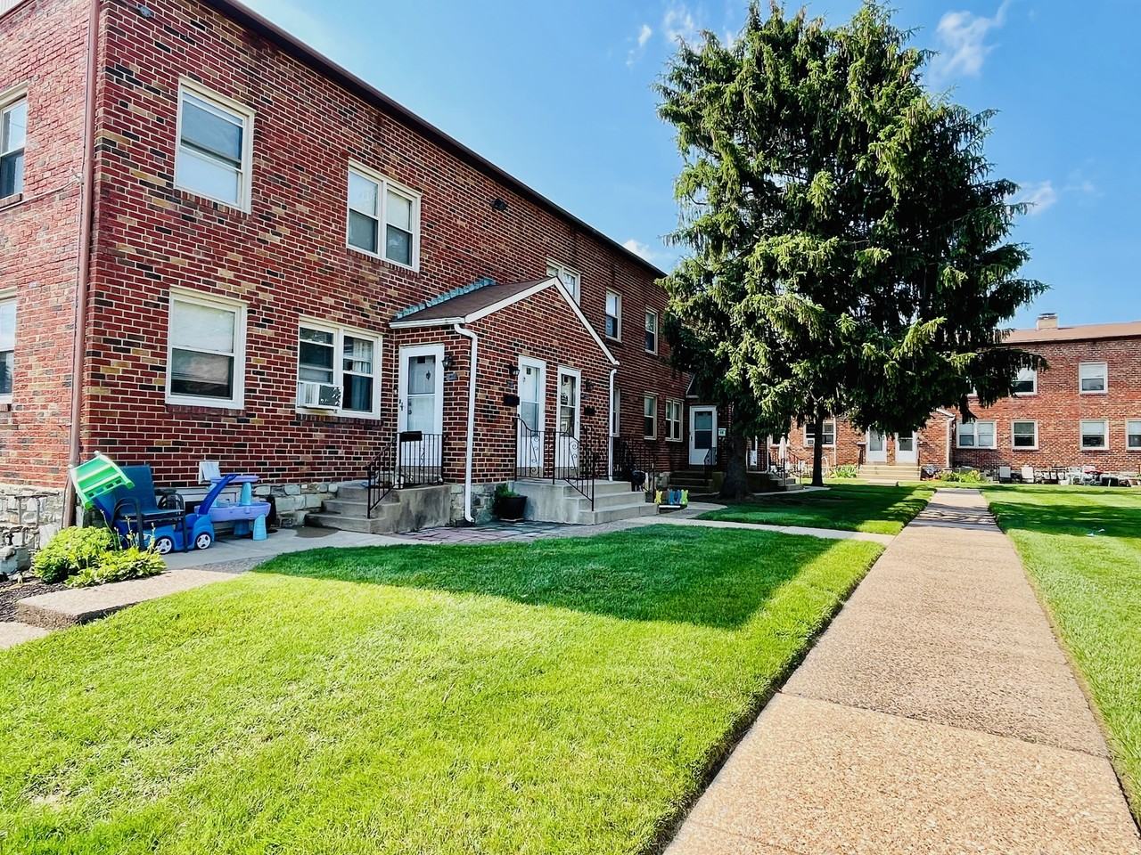 ELEANOR COURT APTS - Photo 4 of 8