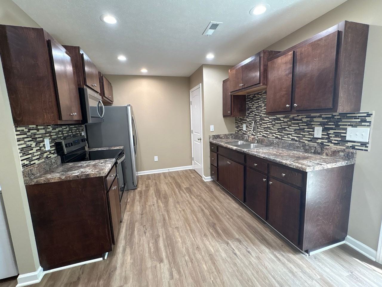 517 Weaver St - Photo 7 of 26