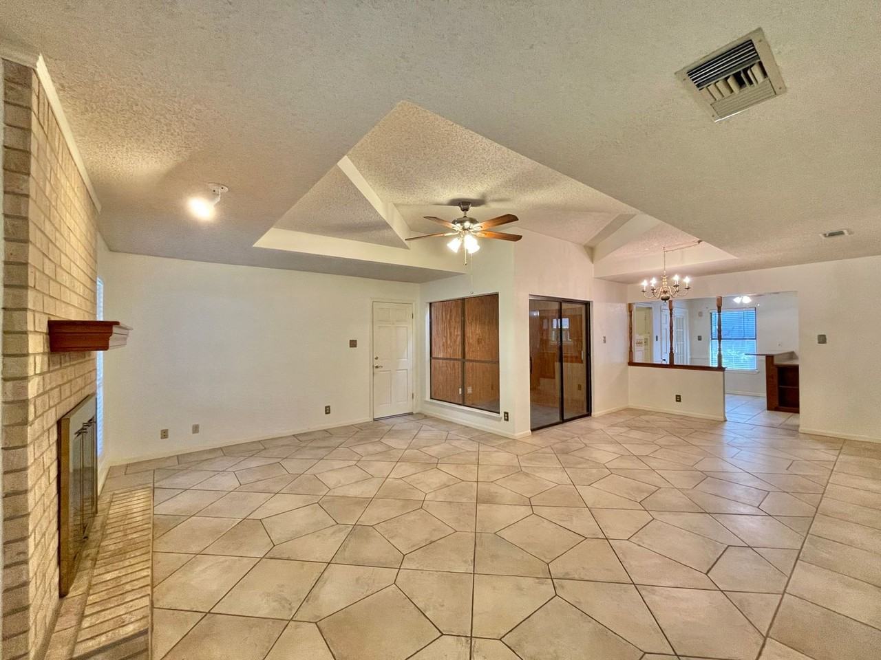 1001 Woodshadows - Photo 4 of 37