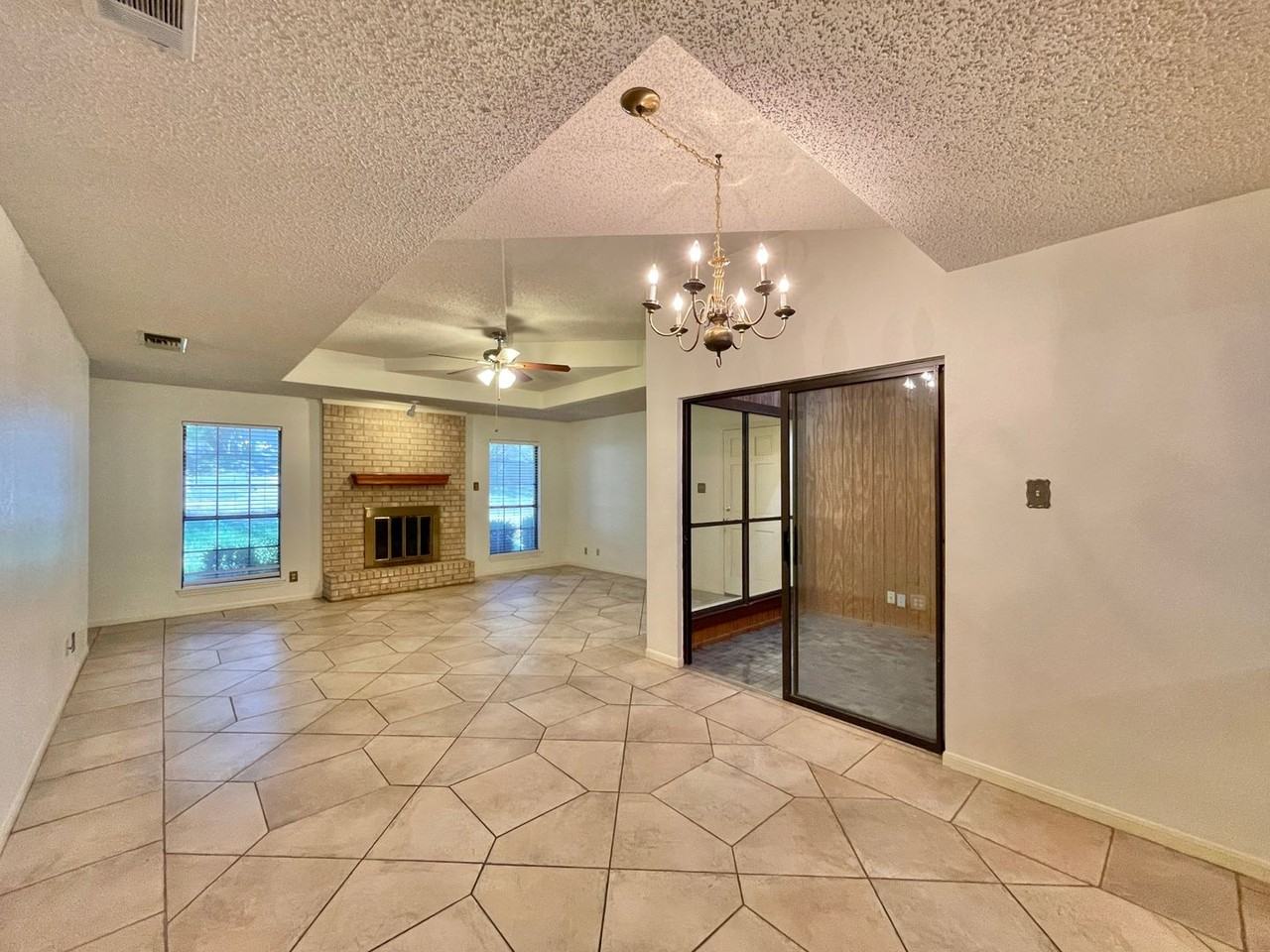 1001 Woodshadows - Photo 6 of 37