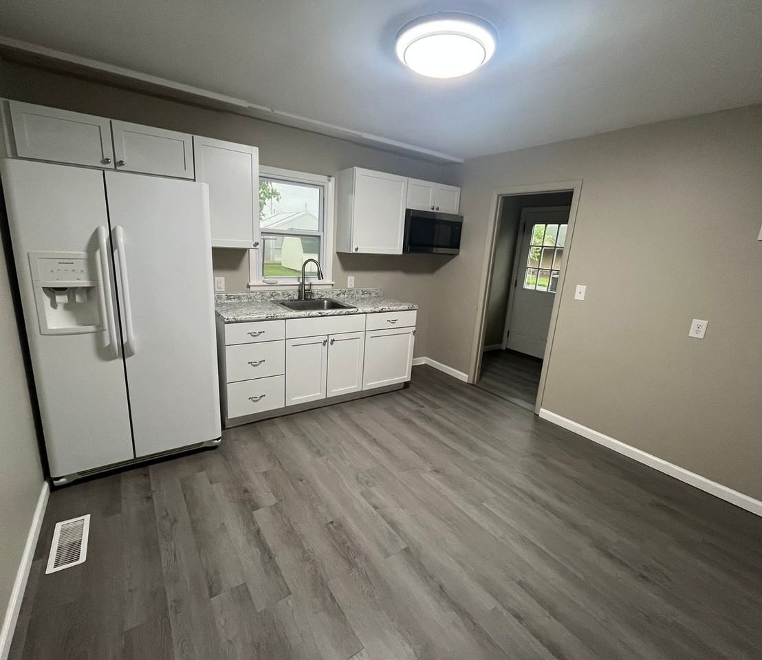211 W County Rd - Photo 3 of 8