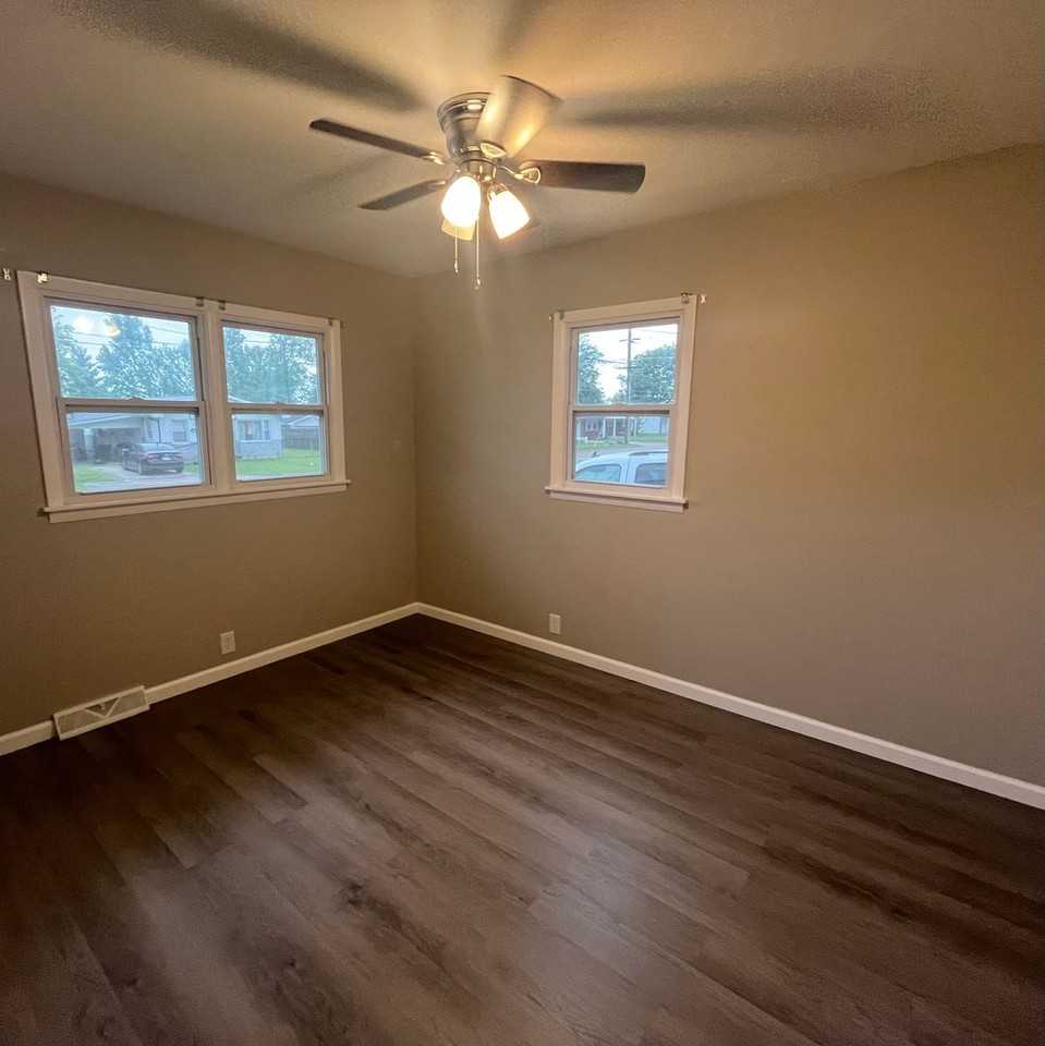 211 W County Rd - Photo 5 of 8