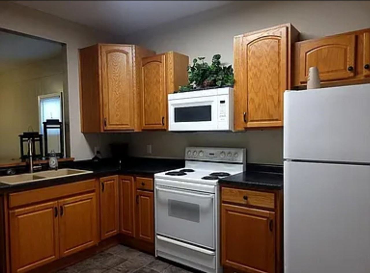 910 N Winsor St - Photo 2 of 8