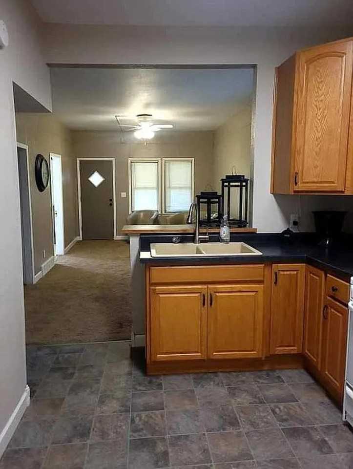 910 N Winsor St - Photo 3 of 8