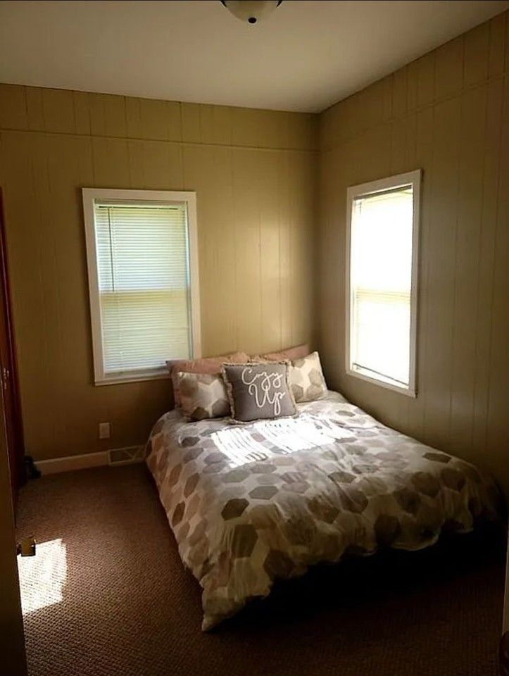 910 N Winsor St - Photo 4 of 8